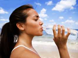 Minum Air Putih Yang Cukup, Tips Sehat Saat Traveling