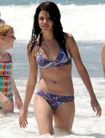 selena gomez in bikini with justin bieber. Gossip Justin Bieber kisses