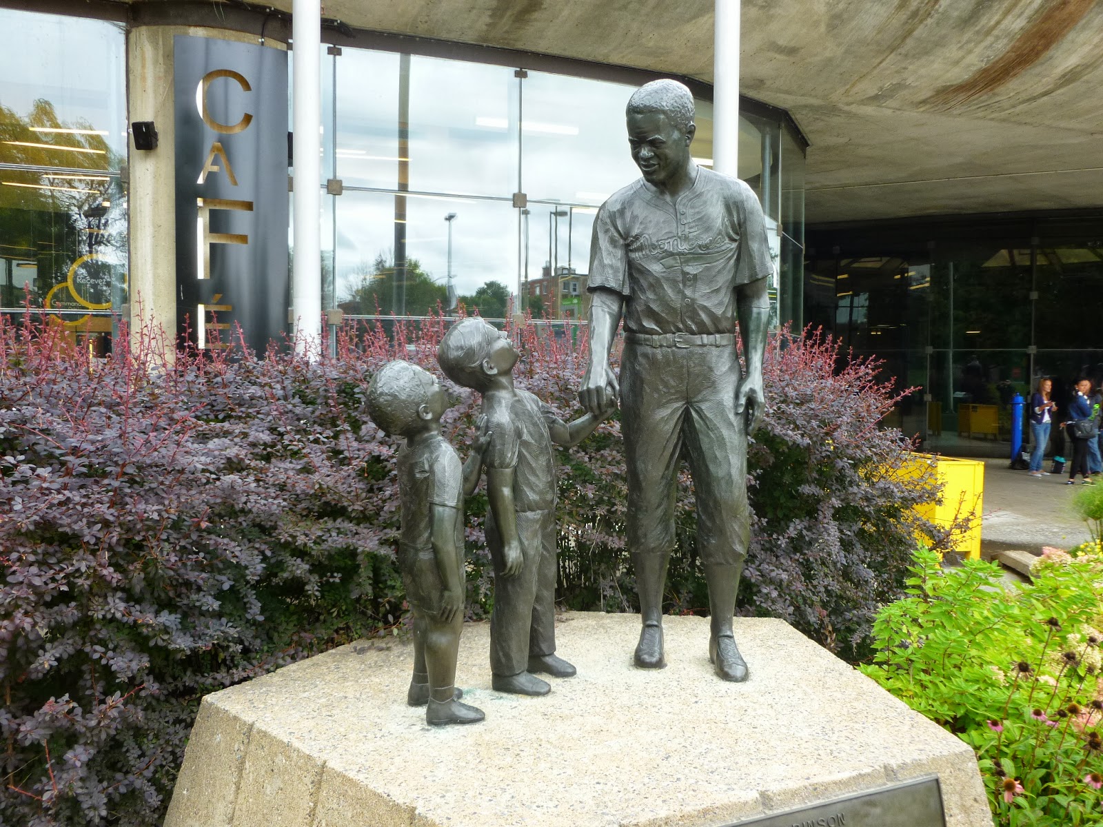 Photoops Statue of Historic Figure Jackie Robinson Montréal, PQ