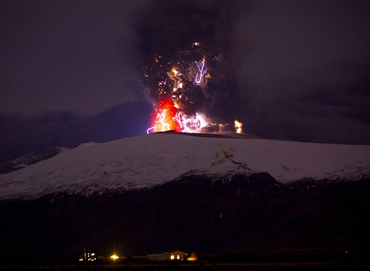 http://2.bp.blogspot.com/-9CqpTwQ6K7c/Tq6f0ZX0SII/AAAAAAAAQvI/dSGUwHde10Y/s1600/ss-100419-volcano-lightning-01_ss_full.jpg