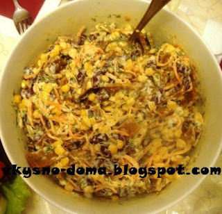 Салат с сухариками и овощами на скорую руку