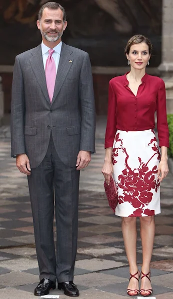  King Felipe VI of Spain and Queen Letizia, Rector of University of Salamanca Daniel Hernandez Ruiperez, Rector of UNAM Jose Narro and Director of Cervantes Institute Victor Garcia