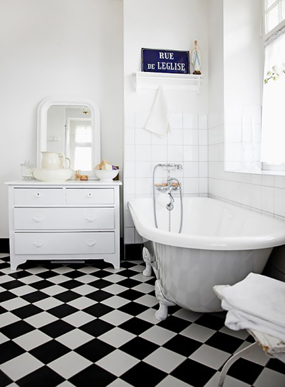 Black and white bathrooms | Checkers floor and clawfoot bathtub via Boligpluss.