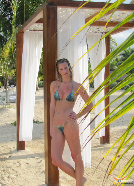 Фото зрелой блондинки в бикини на острове Аруба