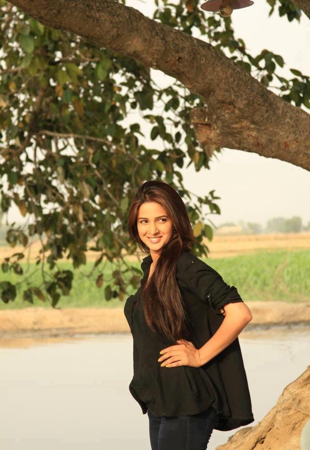 Saba Qamar - High Quality Wallpapers