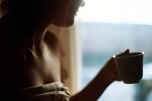 Девушка утром спокойно пьет кофе пока на кухню не заходит ее жених