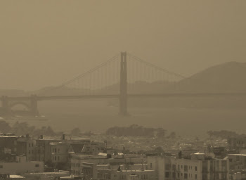 Golden Gate Bridge on a hazy day