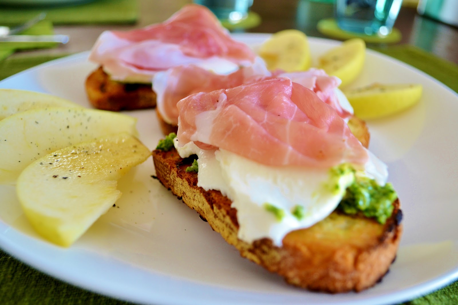 Crostoni con pesto di rucola e basilico al limone, mozzarella e