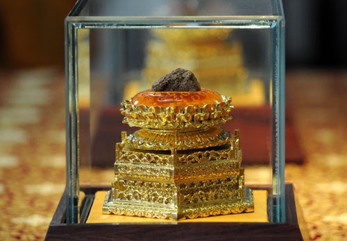 China Antique Buddhist Palace Crystal Relic Ashoka pagoda Statue