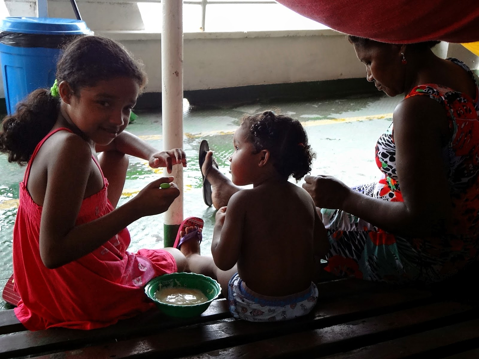 Viajantes locais do barco de Manaus a Santarém Uma viagem de barco e rede de Manaus a Belém, passando em Alter do Chão: botos e outros bichos, índios, selva, praias, museus e encontros de muitas águas!