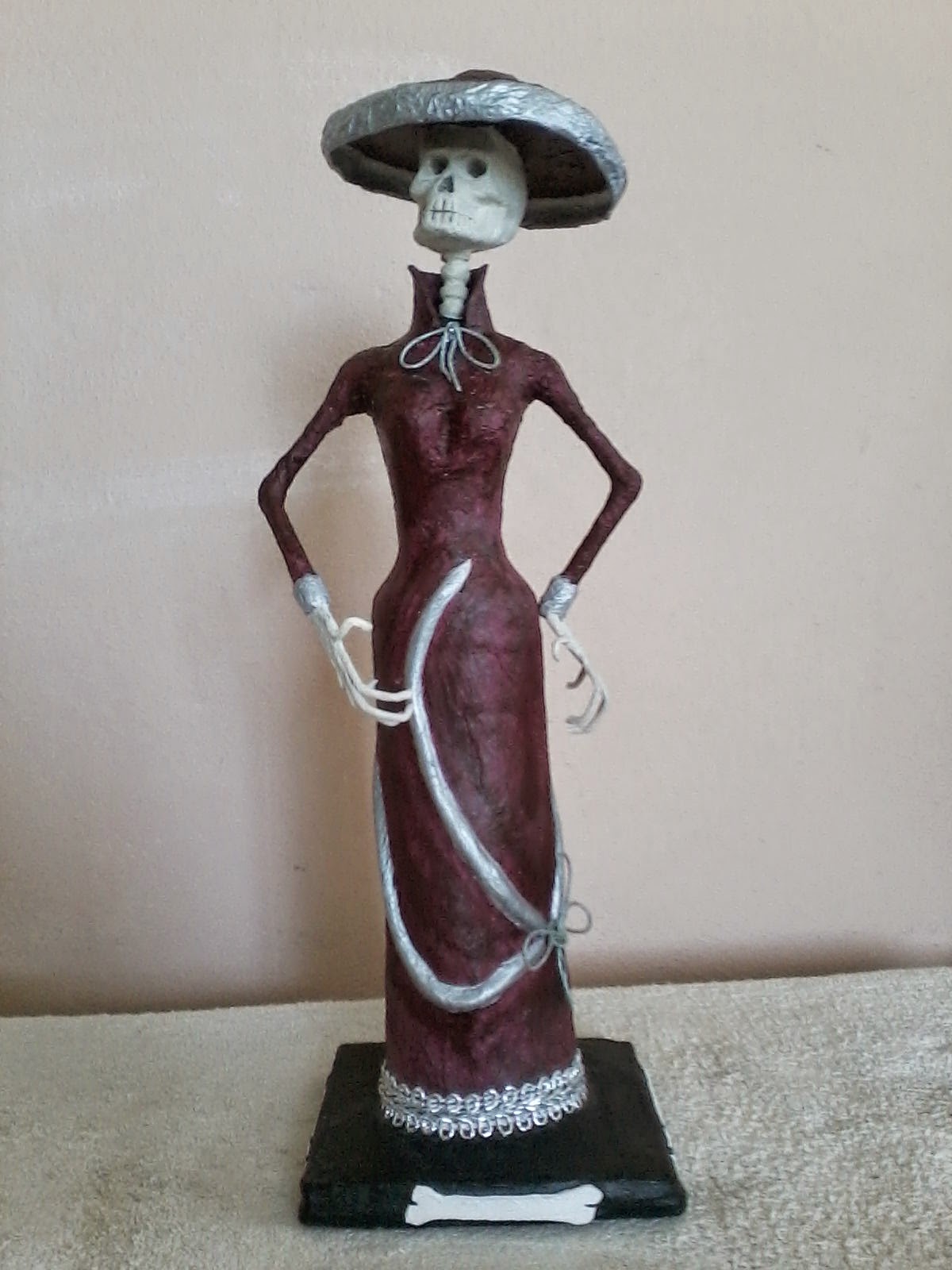 Catrinas hechas de papel mache 25 cms. aproximadamente.