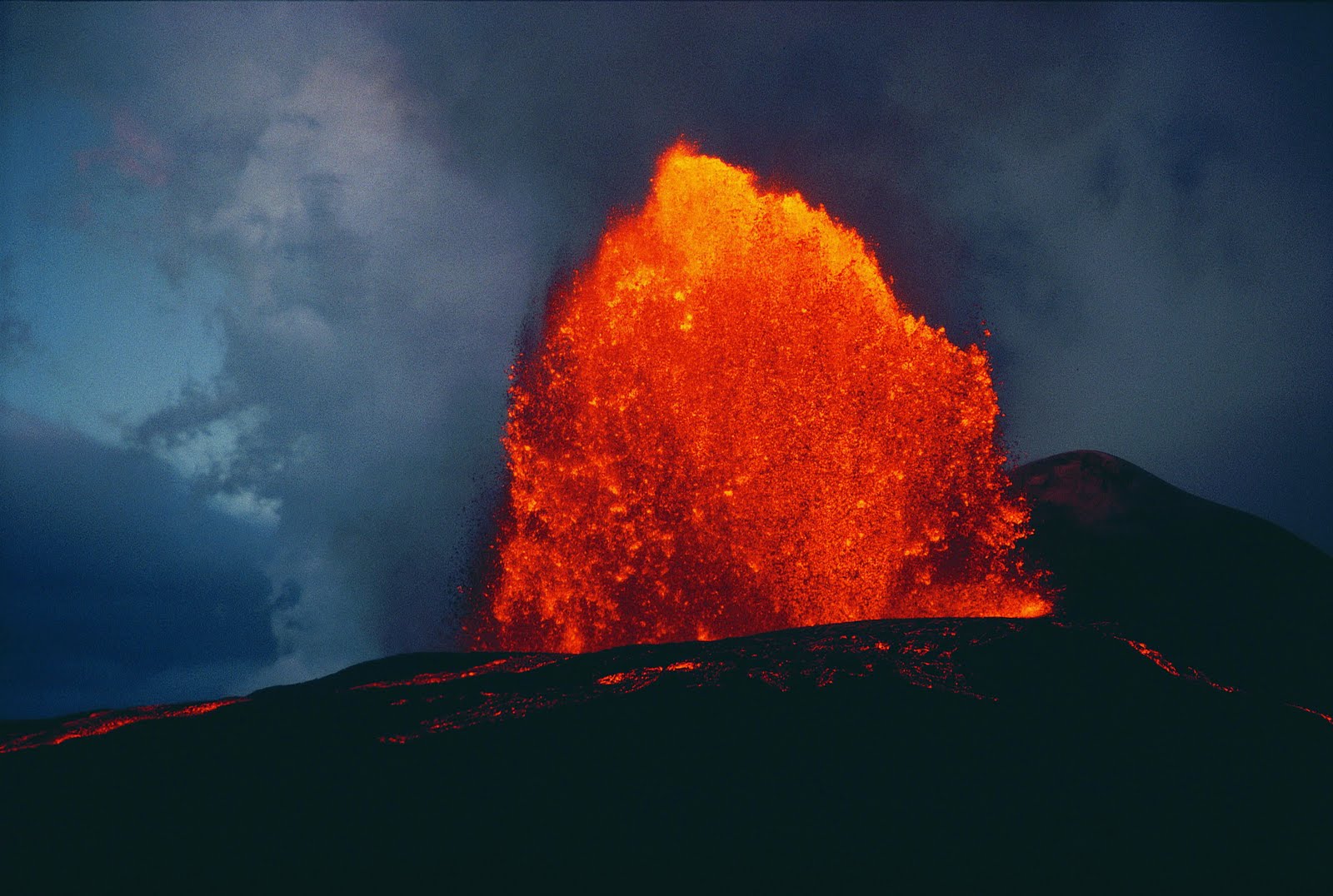 http://2.bp.blogspot.com/-9OX9ukSmgIQ/Tkjrlmob-YI/AAAAAAAAARg/9R-sR6kHxs4/s1600/volcano-wallpaper-widescreen.jpg