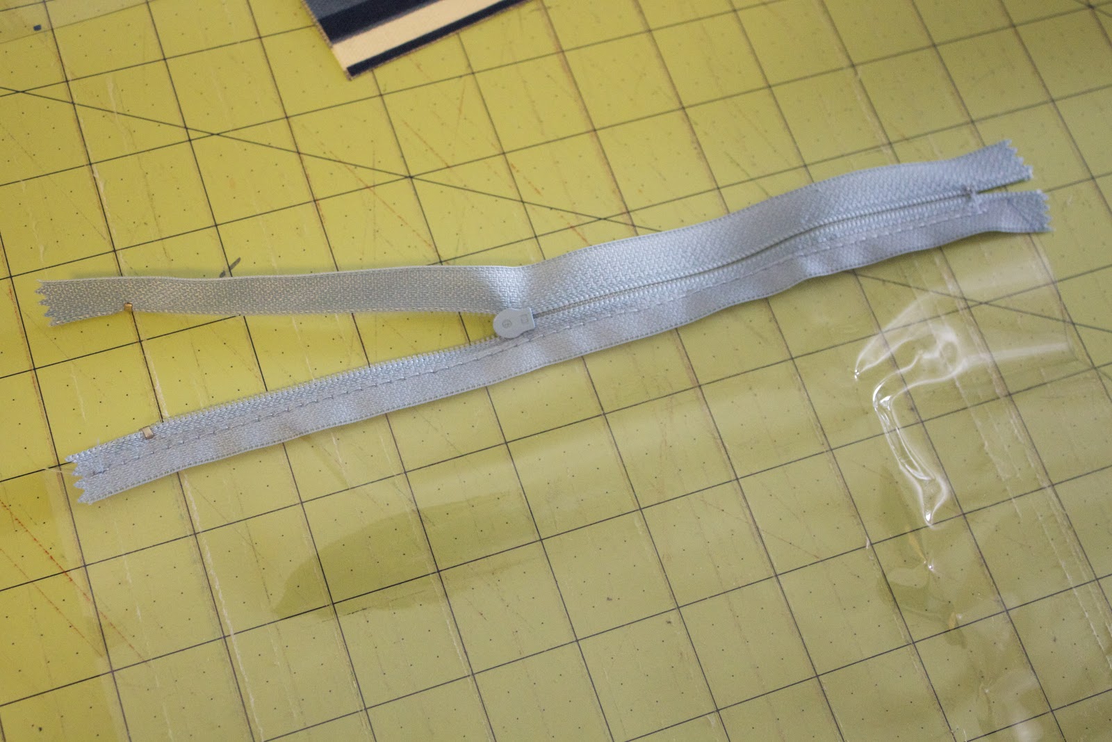 Handmade by Meg K VinylLined Makeup Bag {Tutorial}