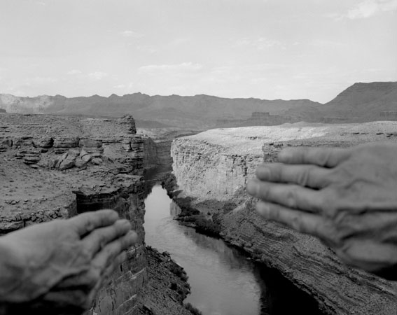 Arno Rafael Minkkinen fotografia corpo fundindo-se a paisagem