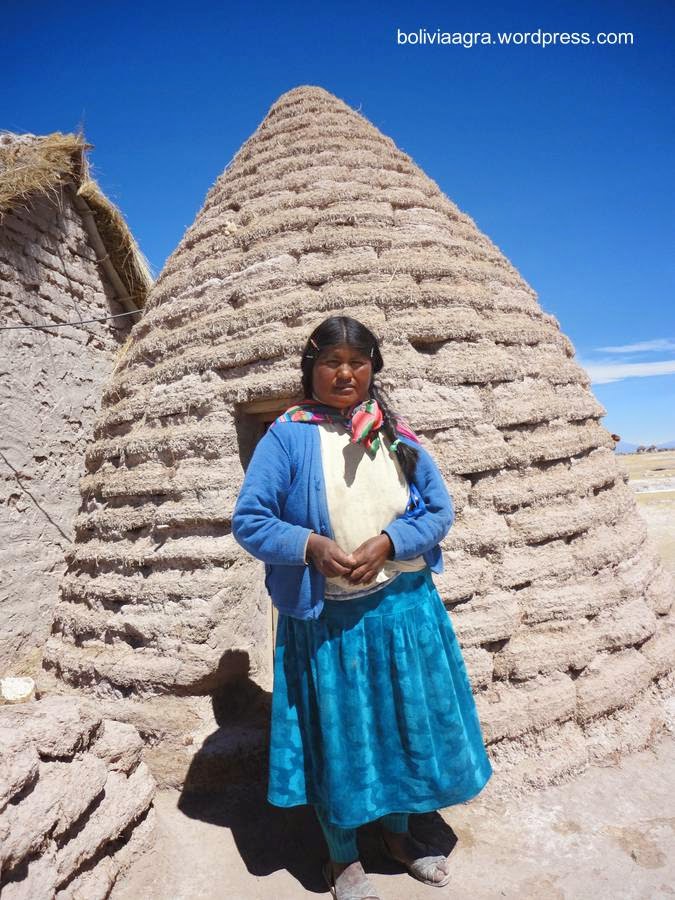 Putucu y una habitante adulta en el Altiplano boliviano Mujer del pueblo uru-chipaya y putucu