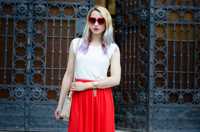 white top red H&M pleated skirt heart sunglasses