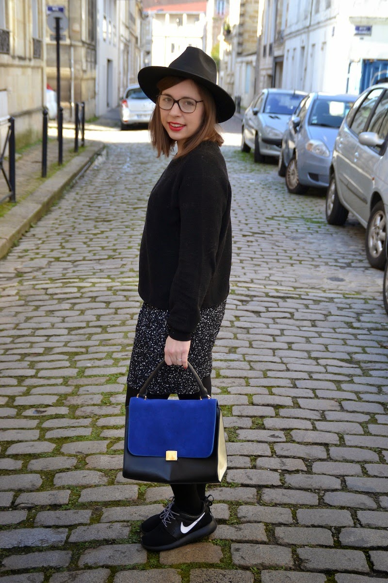 tenue avec pull noir COS ,short American Vintage, sac trapéze bleu, chapeau New Look