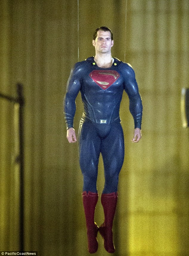 Henry Cavill News: Chicago Filming Wrap: Superman Makes A Spectacular  Entrance