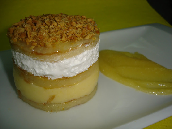 Pastel de crema, merengue y yema con almendras