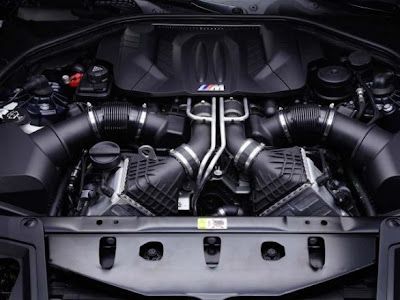 2012-BMW-M5-Series-Engine-View