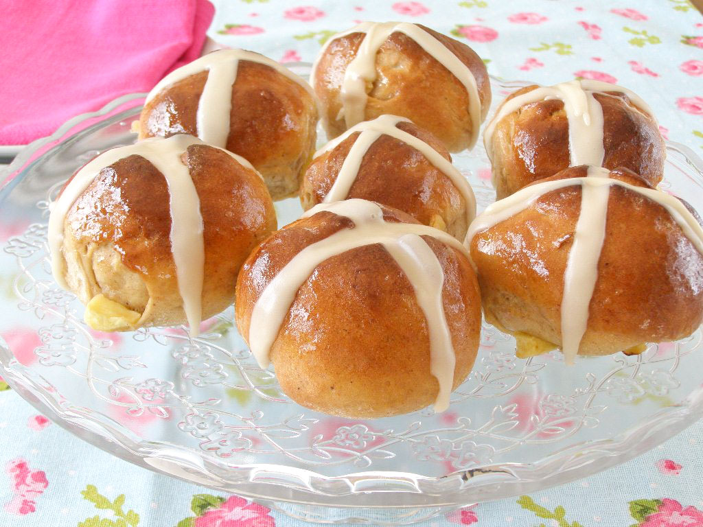maple•spice Apple and Cinnamon Pull Apart Hot Cross Buns with Maple Icing