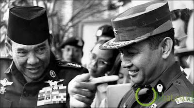 Soeharto menikam bung karno dari belakang 