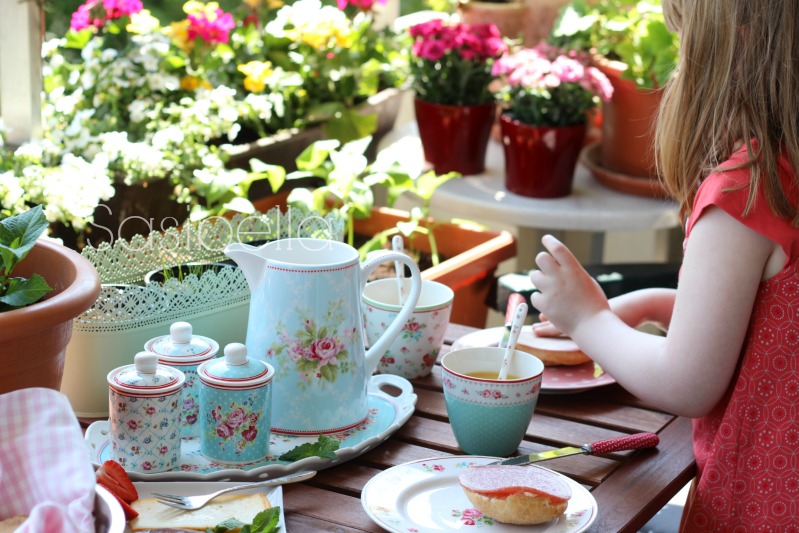 Fruhstuck Auf Dem Balkon Und Ein Schon Gedeckter Tisch