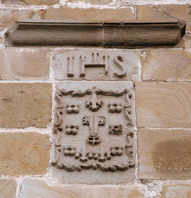 Escudo de los Bernaldo de Quirós en la Iglesia de San Pedro de Arrojo
