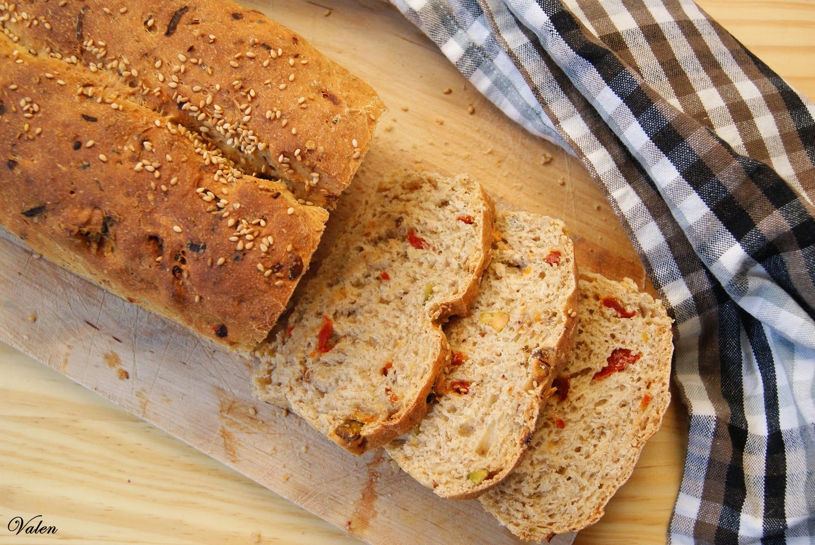 Valentina en la cocina Pan multicereal con tomate seco y queso de