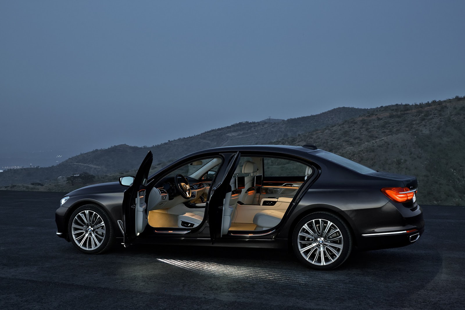 [Image: 2016-BMW-7-Series-New14Carscoops.jpg]