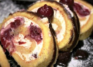 Бисквитный рулет с творожным кремом и вишней