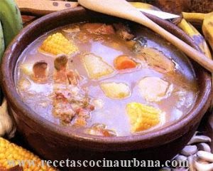 Ajiaco criollo con bolitas de maíz
