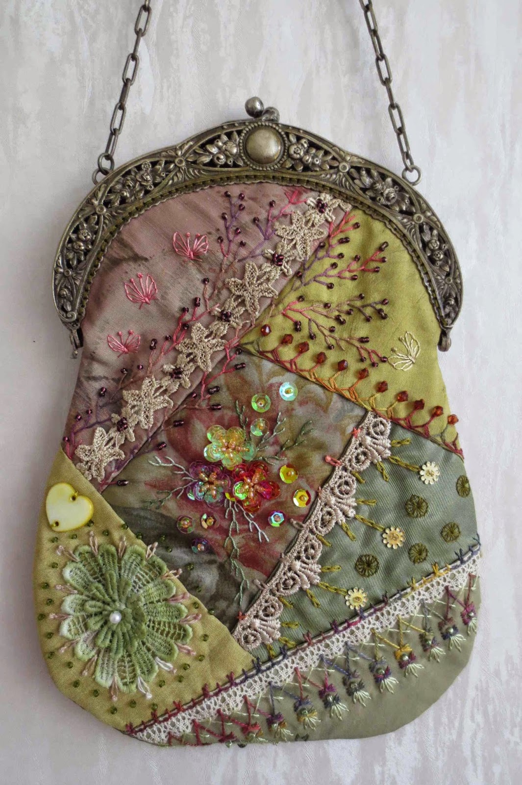 Margreet's Draadjespaleis Crazy Quilt bag with antique frame, side A & B.
