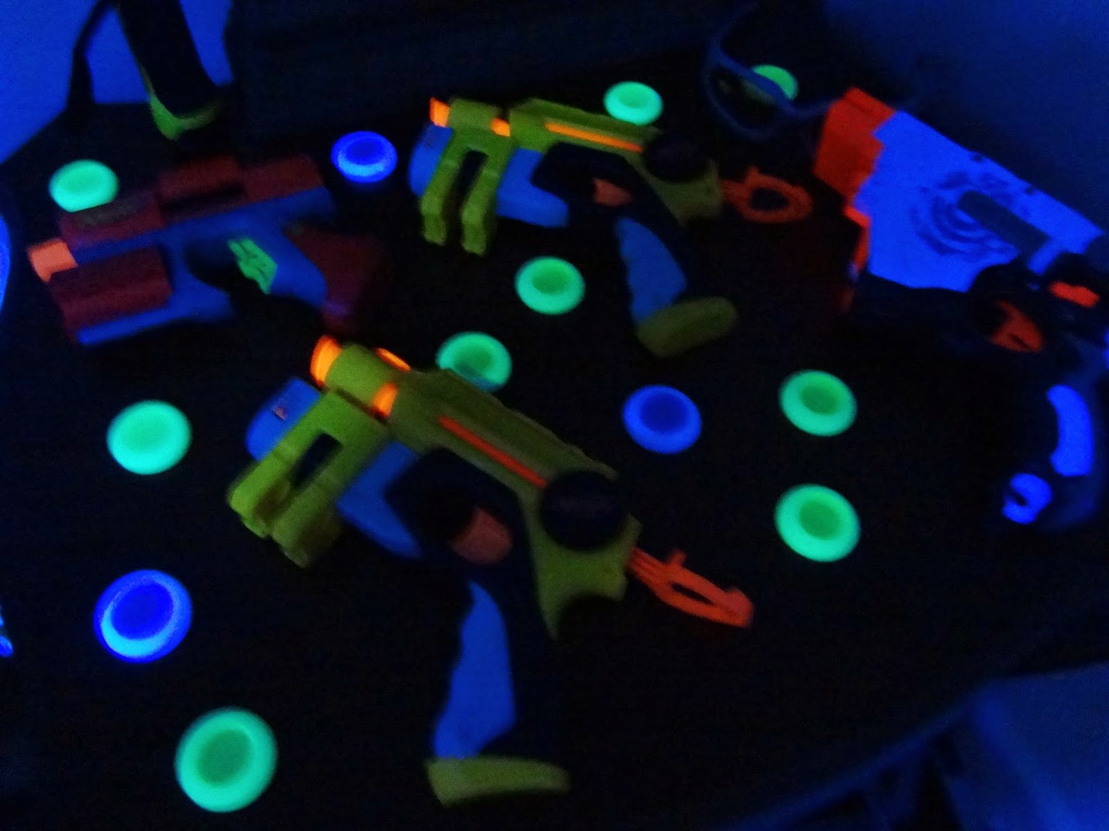 Foxxys Wifey DIY Glowinthedark Nerf party!!