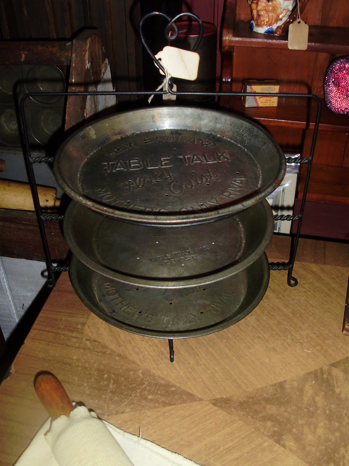 Log Cabin Antiques & Gifts 3 Tier pie holder with pie plates