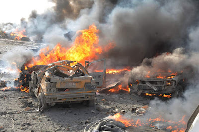 Bomba provoca 12 mortos junto à fronteira com o Afeganistão Bomba provoca 12 mortos junto à fronteira com o Afeganistão