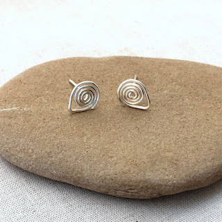 I need to make these! Spiral Post Ear wire free tutorial