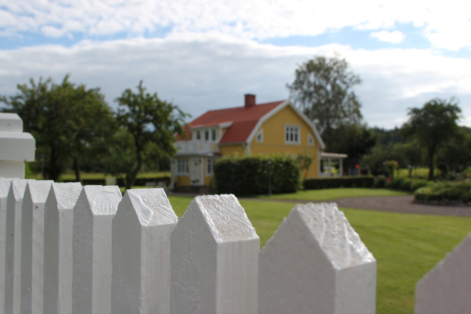 Add: design / anna stenberg / lantligt på svanängen: nytt staket ...