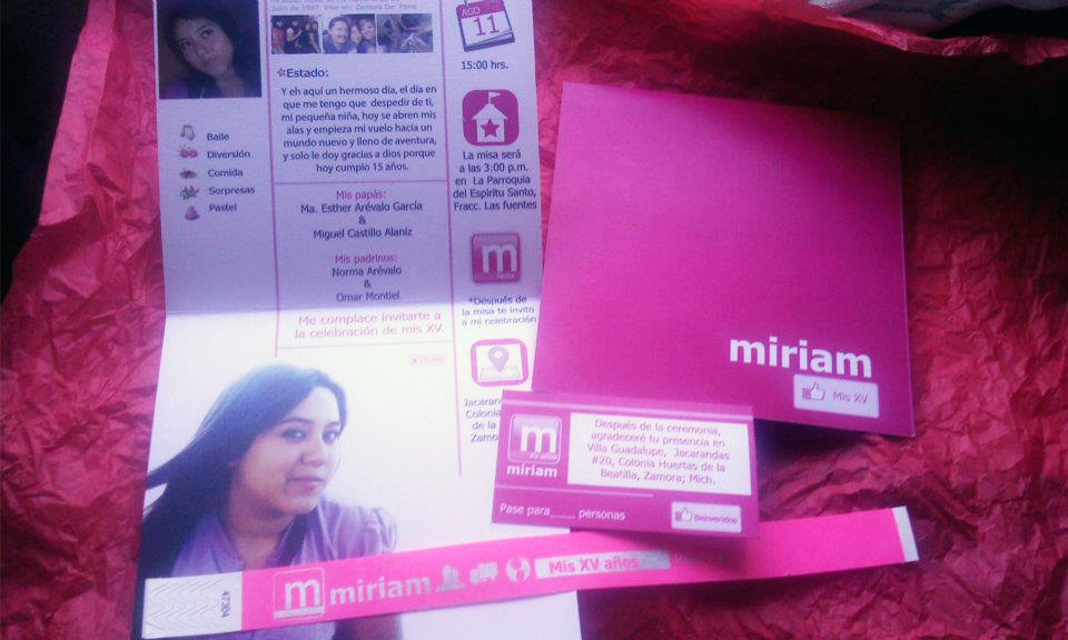 Aquí unas invitaciones para XV que hice el mes pasado, tenía mucho sin subir nada, la temática fue. Facebook, es la invitación, el pase de entrada y