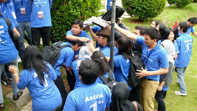 Games terakhir, sebelum pulang kami disuguhi dengan games yang melibatkan semua peserta. Misi kami : menjaga lilin hingga titik yang telah ditentukan. Sungguh games yang berkesan.