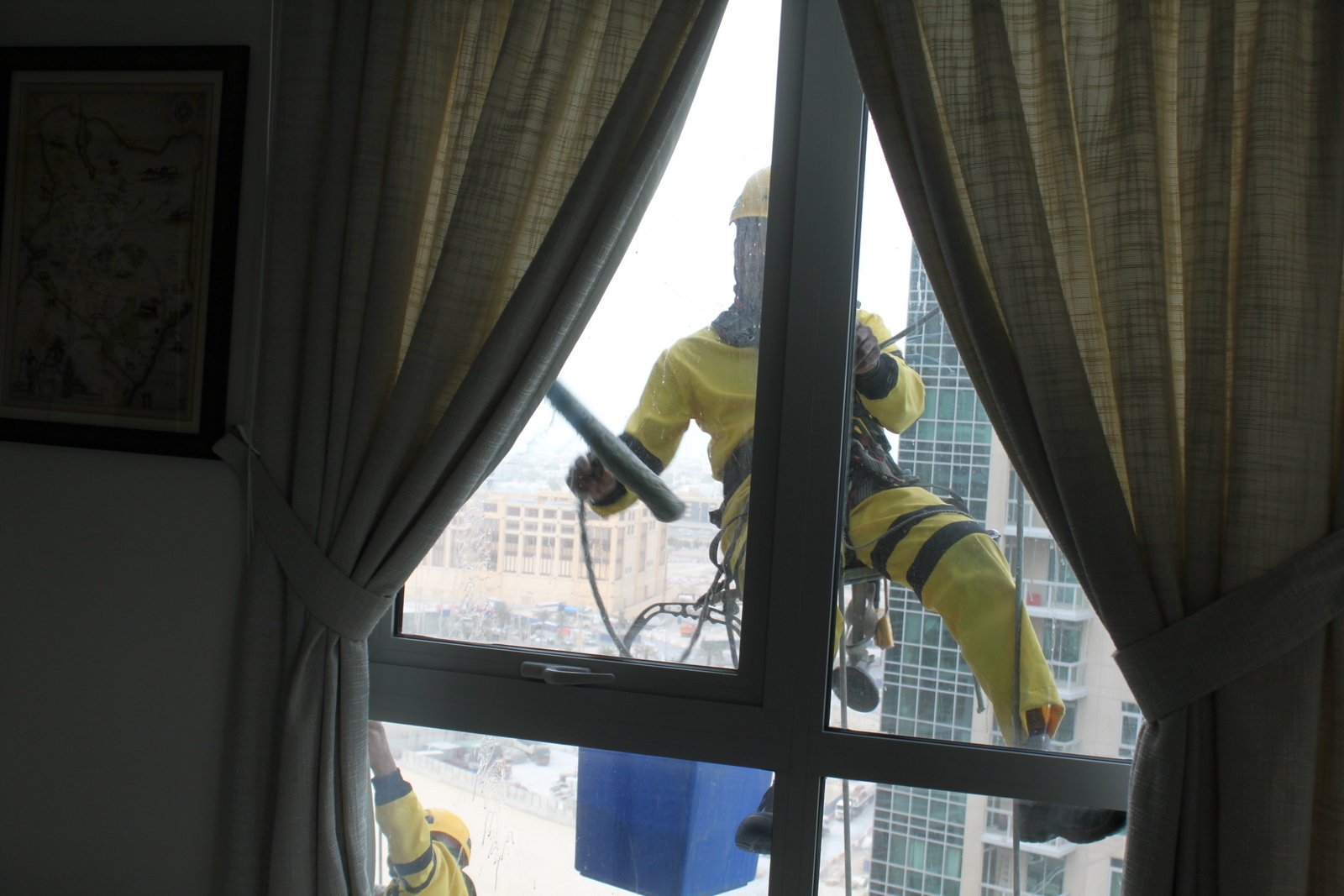 Hello, Dubai! Dirty Jobs, Dubai Edition Cleaning a Skyscraper
