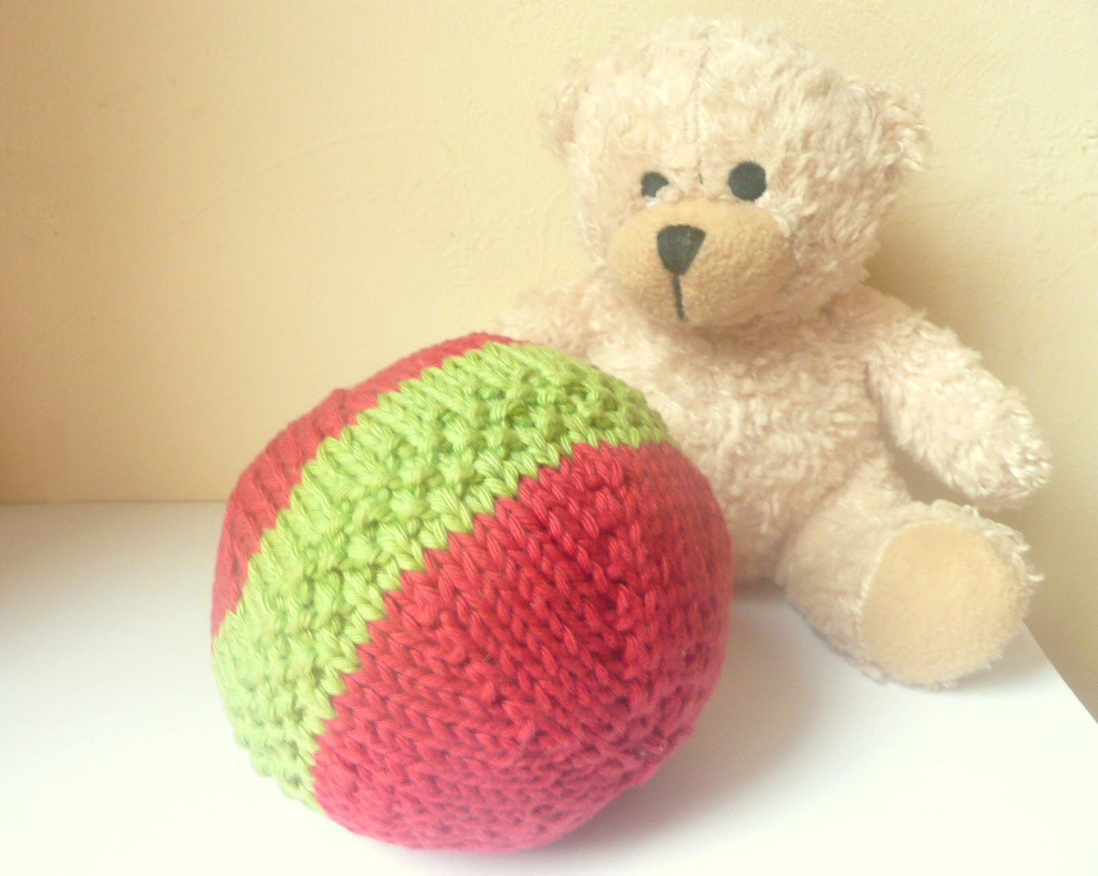 Ceradka Crafts: Baby Jingle Ball - a free knitting pattern