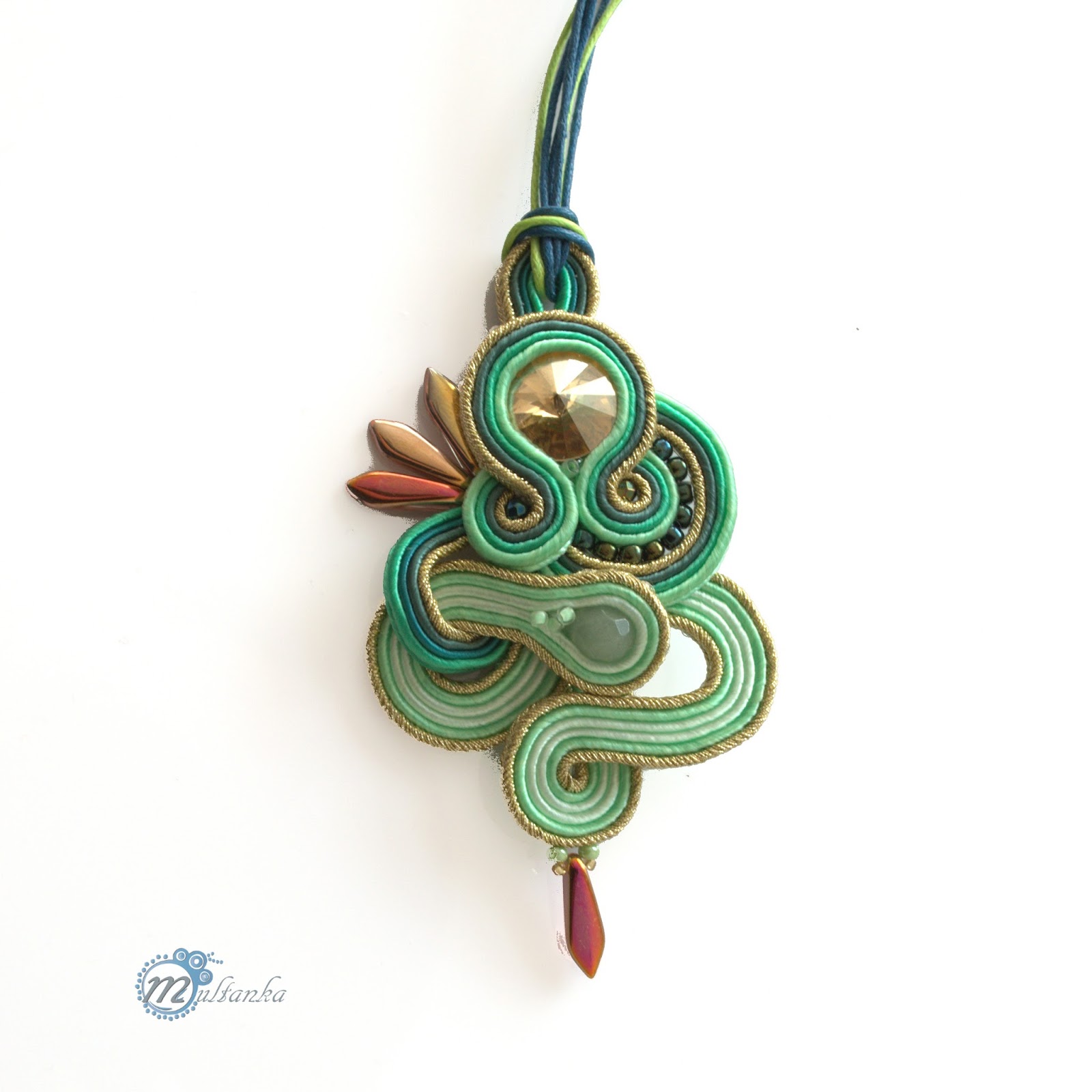 Turkusowo-miętowy wisior z krysztalkiem Swarovskiego wykonany metodą haftu soutache. Wykonanie - multanka. Turkusowo-miętowy wisior z krysztalkiem Swarovskiego wykonany metodą haftu soutache. Wykonanie - multanka.