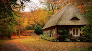 Wallpaper de una bonita casa del campo con la época de otoño. linda casa de campo en la temporada de otoã±o