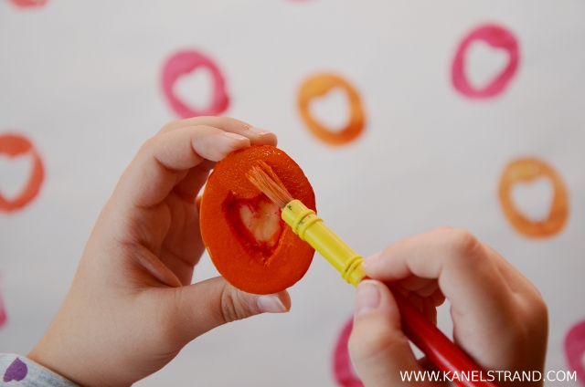 handmade wrapping paper DIY by kanelstrand, painting the carved heart