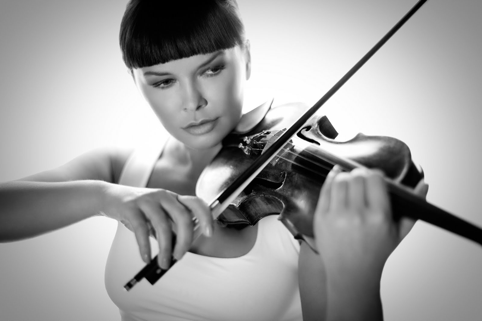 Ukrainian Violinist Assia Ahhatt Shines on the Global Stage OSCAR