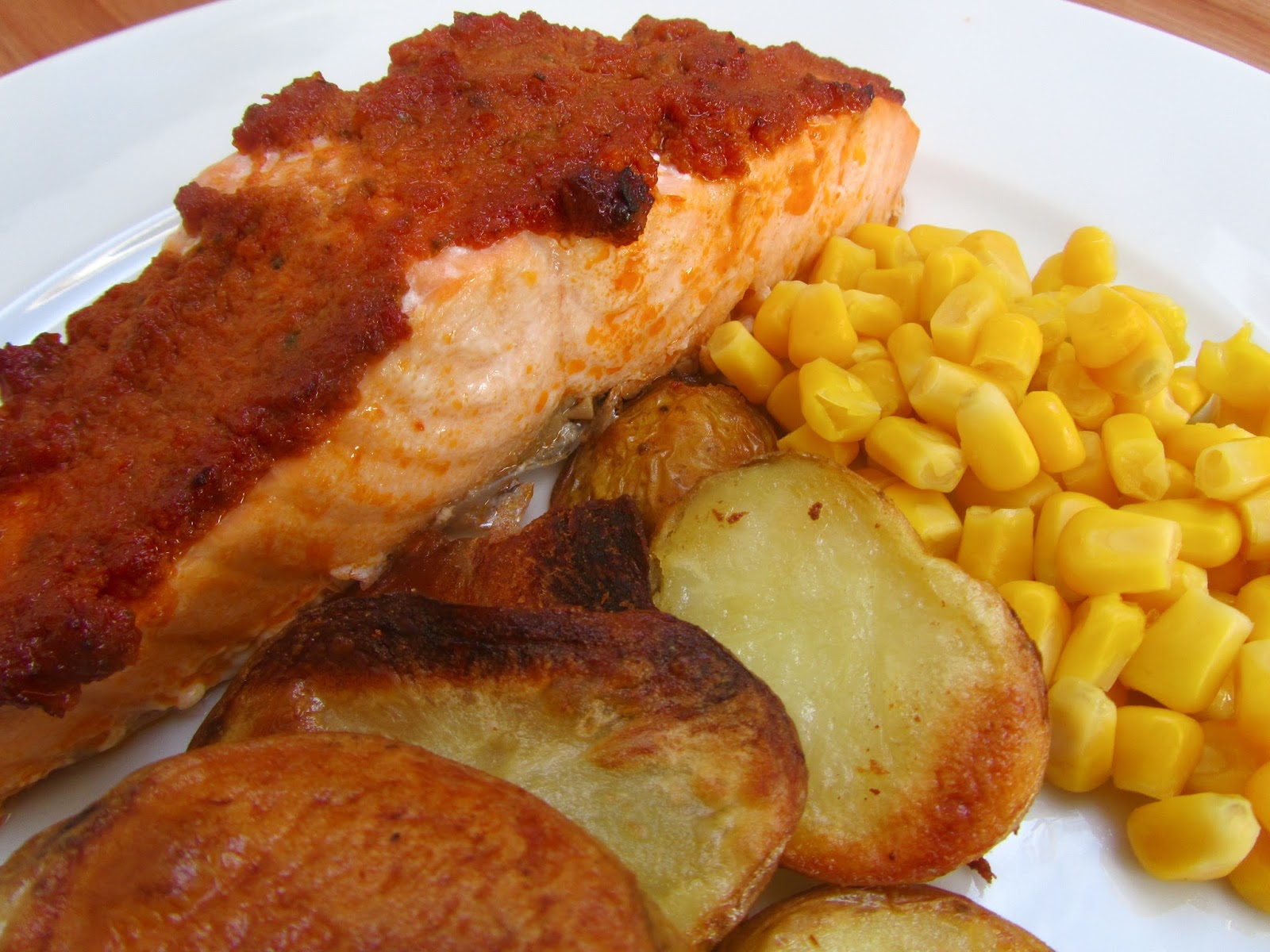 Salmon fillets roasted with red pesto