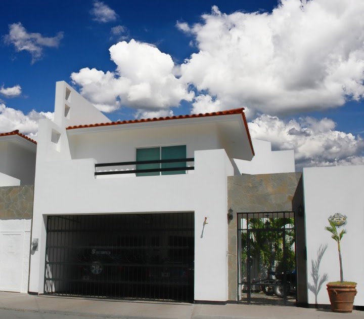 Fachadas Mexicanas y Estilo Mexicano: Moderna casa mexicana con cochera