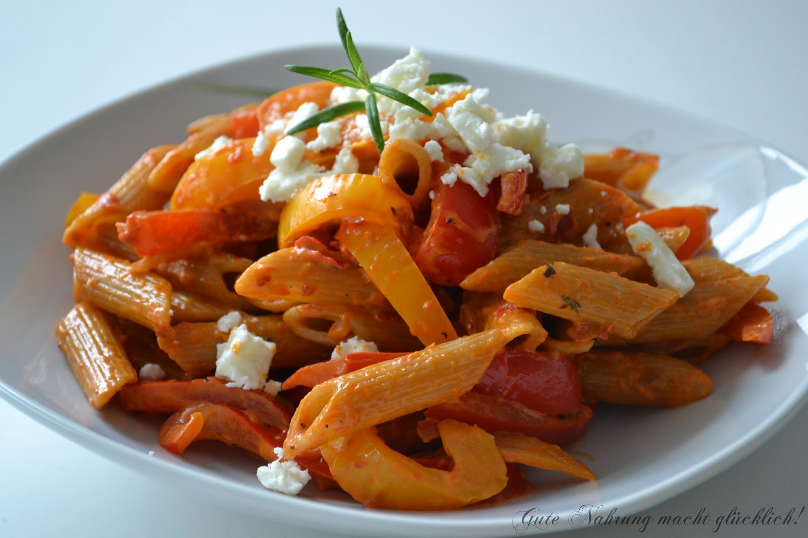Gute Nahrung macht glücklich Schnelle Pasta mit Paprikasauce und Feta