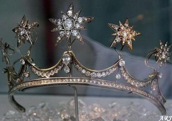0-the-pearl-button-and-star-tiaras.jpg